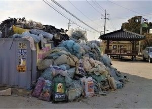 이천 행죽1리 쉼터, 농약병 등 각종 쓰레기 적치장으로 변해