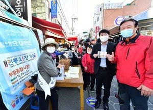 [포토] 부평종합시장서 온누리상품권 홍보하는 차준택 부평구청장