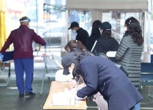 신규확진 313명, 81일만에 300명대...‘3차 유행’ 현실화되나
