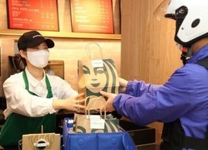 코로나시대에 방문고객 ‘노’... 스타벅스, 배달서비스 개시