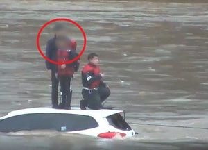 [중앙신문TV] 갑자기 불어난 물에 등굣길 차량 고립... ‘2명 무사히 구조’