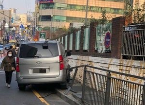 구리시 불법주차 방치... ‘안전 위협받는 보행자’