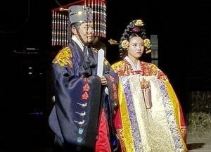 [포토] 결혼식장에 등장한 조선시대 왕과 왕비의 혼례복
