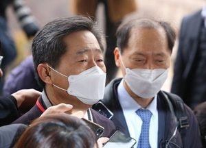 [포토] 취재진 질문받는 윤석열 총장 변호인