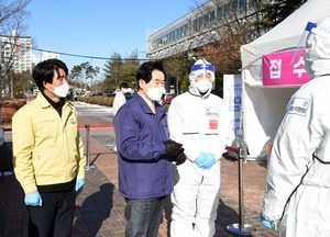 [포토] 코로나19 무료 선별진료소 점검 나선 안병용 의정부 시장