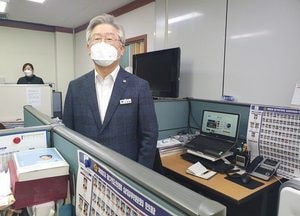 [포토] 이재명 도지사, 도청 출입기자실 위로 방문
