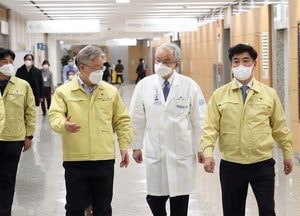 [포토] 분당서울대병원 찾은 이재명 “중증환자 병상 제공에 감사 인사...추가 지원 방안 강구할 것”