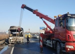 고속도로 달리던 상조버스서 불... ‘인명 피해 없어’