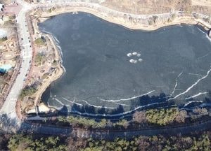 [포토] 입춘 앞두고 '반짝 한파'···이천 '설봉호수 꽁꽁'