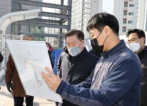 박승원 광명시장 ‘광명신촌 보도육교 개통’ 현장 점검