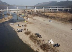 [포토] 미세먼지쯤이야... 코로나19 이후 캠핑족 성지 된 여주시 '섬강'