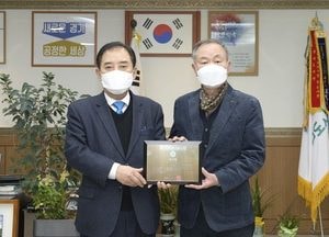 한탄강 세계지질공원센터, 유물기증자 감사패 전달