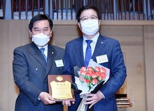 지방자치법 개정 공로···염태영 수원시장, 전국시군자치구의회의장協 감사패 받아