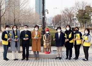 안양시의회, 평화의 소녀상 앞에서 램지어 규탄