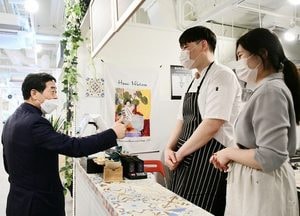 윤화섭 안산시장, 1호 복합청년몰 방문