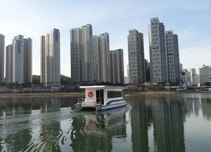 수원시, 광교호수에 친환경 관리선 운행