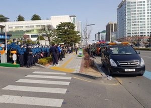 '대형 확성기 2대 동원' 수원시청 앞 덤프트럭 시위…주민 피해는 나몰라