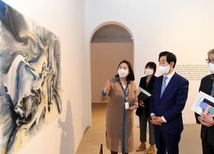 안병용 시장, 의정부미술도서관 ‘도서관 속 작업실’ 전시회 방문 격려