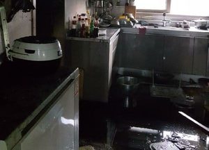 부천 역곡동 아파트서 새벽 불...‘김치냉장고 과열 추정’
