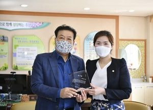 포천시의회 손세화 의장, 추산초등학교 감사패 수상