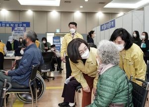 은수미 성남시장, 백신 접종 현장 꼼꼼히 살펴