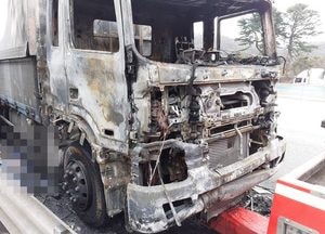 영동고속도로 용인IC 부근서 '맥주 물류 트럭'에 화재...‘인명피해 없어’