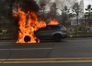 평택 도로 지나던 'BMW 차량' 화재...‘10분 만에 진화’