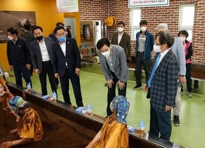 화성시, 매송면 친환경 쌀겨효소체험장 개장···'마을 소득 사업 기대'