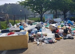 [포토] 쓰레기 수북...‘악취 풀풀 풍기는 안산 단원구의 한 공영주차장’