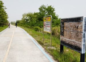 [포토] 여주보 인근 자전거 도로 곳곳에...“해도 해도 너무한 표지판”