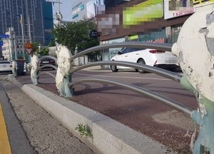 [포토] 이천, 도자기 형상 교통안전시설물 ‘흉물’ 방치