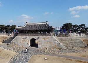 [드론이 본 세상] 영하 날씨속 '입춘' 맞은 수원 '창룡문 광장'