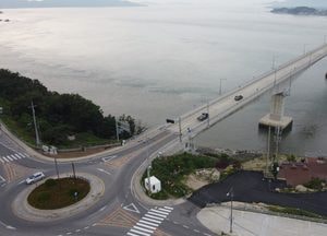 [드론이 본 세상] 강화도와 석모도 잇는 '석모대교'