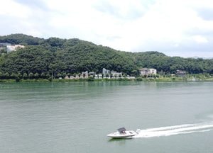 [드론이 본 세상] 휴일 더위 날리는 '남한강 수상스키'