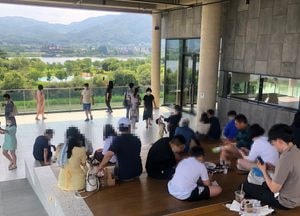 “거리두기 무색”...동양 최대 커피전문점 ‘스벅 양평DTR점’