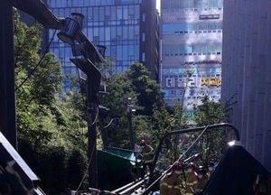 분당 정자동주민센터 공사장서 크레인 넘어져...1명 부상