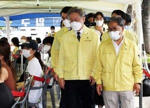 [포토] 고3·교직원 백신 접종 현장 살피는 이재명 지사와 이재정 교육감