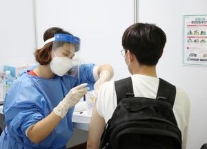 신규 확진 14일째 1천명대, 코로나19 4차 대유행 기세 여전