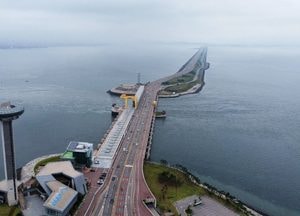 [드론이 본 세상] '수도권 하와이' 상공서 스트레스 싹...‘시화나래휴게소 달 전망대’