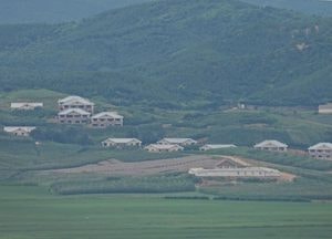 [단독=‘르포’] 北 관산반도에 ‘서양식 건축물’ 포착...1년 여 사이 기존 가옥 모두 사라져