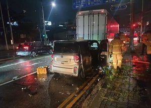 신호대기 화물차 추돌한 ‘승용차서 불...인명피해 없어’