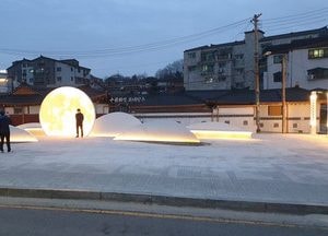 [포토] 수원 ‘팔달산에 뜬 달’ 경관조명...사진촬영 명소로 유명세