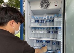 하남시, 한강변 산책로 ‘얼음냉장고’ 큰 호응…설치 2일 만에 생수 6천병 소진