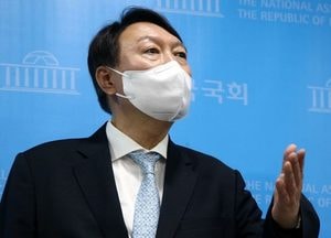 윤석열 후보 ‘쩍벌 습관’ 적극 해명 ‘눈길’···반려견과 찍은 ‘셀프 디스’로 이미지 불식