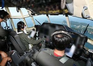 목표한 곳에 정확하게...15비, C-130 수송기와 CN-235 수송기 공중투하 훈련