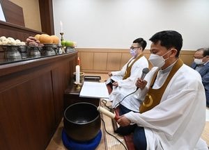 ‘외롭게 세상 떠난 시민’ 마지막 가는 길...수원시·종교계가 함께했다