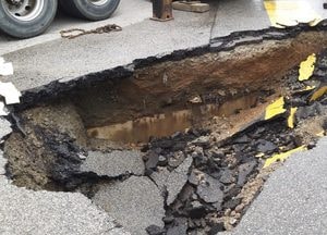 의정부서 깊이 2m싱크홀…26t 탱크로리 차량 빠져 기름 일부 유출