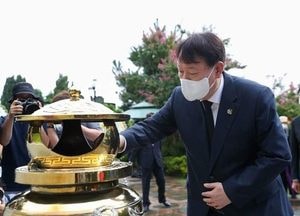 윤석열, 서울현충원 ‘DJ 묘역’ 참배···"우리나라 지도자 ‘DJ 정신’ 배워야"