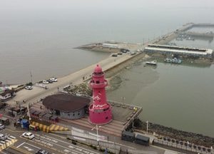 [드론이 본 세상] 파란 바다 옆 돋보이는 ‘오이도의 빨간 등대’
