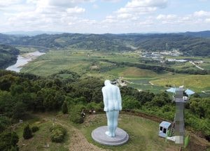 [드론이 본 세상] 가을빛 물드는 연천 ‘그리팅맨’
